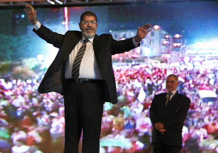 præsident. Egyptens kommende præsident Mohammed Mursi fra Det Muslimske Broderskab er parat til at udnævne en kvinde til vicepræsident. Det afslører hans politiske rådgiver til CNN. Billedet her er taget kort efter at Mursi erklærede sejren for hans. 
