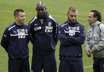 UVENNER. Mario Balotelli (midten, tv) og Danielle de Rossi (midten, th) diskuterede angiveligt så hidsigt under kampen mod England, at Antonio Cassano (tv) måtte lægge sig imellem dem. 