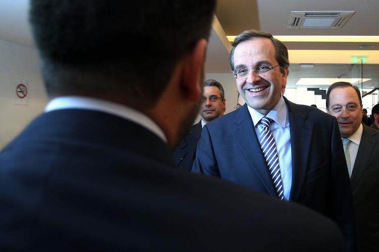 charmeoffensiv. Den nyslåede græske regeringschef Antonis Samaras vil om kort tid aflægge besøg hos flere europæiske regeringschefer med det formål at få ændret i den gældsaftale, som Grækenland tidligere har indgået. 