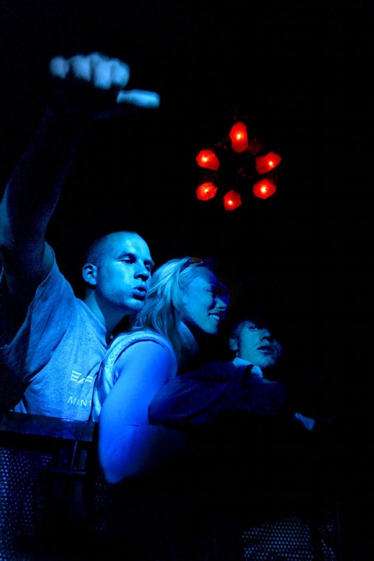 ravefest. Orbital fans trykker den af til den engelske electronica-duos tunge teknorytmer på Roskilde Festival tilbage i 1999. 