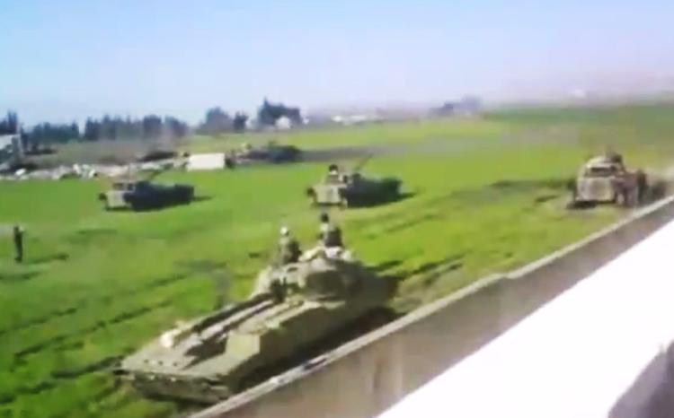 OPRØR. Bashar al-Assad har sat kampvogne ind mod oprøret i Syrien. Billedet viser angiveligt kampvogne ved Hama. Diktatoren har fået international kritik for at bombardere civile boligområder i byerne under forsøgene på at slå oprøret i landet ned. 