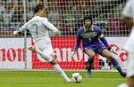 kanonade. Selv om Cristiano Ronaldo skyder flittigt, så er han ikke altid lige træfsikker. Men dog bedre end det græske landshold. 