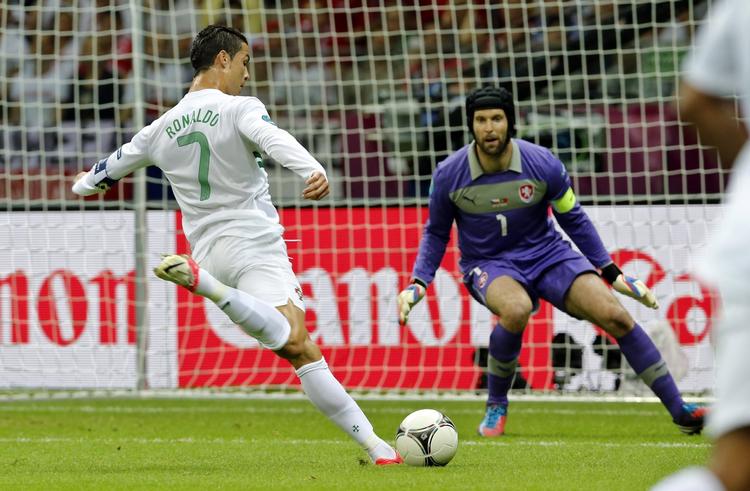 kanonade. Selv om Cristiano Ronaldo skyder flittigt, så er han ikke altid lige træfsikker. Men dog bedre end det græske landshold. 