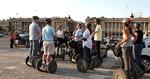 FÆNOMEN. Turister på segways ses efterhånden i alle storbyer - her i Paris. 