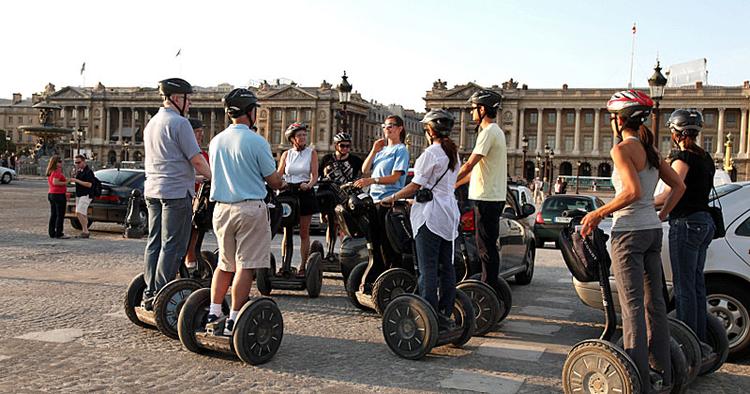 FÆNOMEN. Turister på segways ses efterhånden i alle storbyer - her i Paris. 