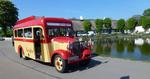 Sommeridyl. Dirch Passer-bussen passer perfekt ind i idyllen på Samsø som her ved gadekæret i Nordby. 
