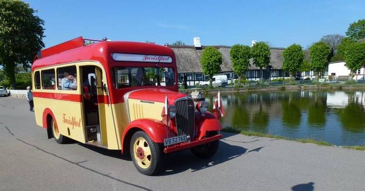 Sommeridyl. Dirch Passer-bussen passer perfekt ind i idyllen på Samsø som her ved gadekæret i Nordby. 