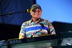 vikar. Bruce Johnston har aldrig manglet penge til solcreme. Han har skrevet hittet 'I Write the Songs' for Barry Manilow. Og har selvfølgelig også været forsanger i The Beach Boys. 
