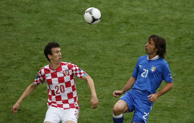 uafgjort. Italiens Andrea Pirlo (th) lignede længe en matchvinder i kampen mod Kroatien, men så fejlede det ellers så påpasselige italienske forsvar. 
