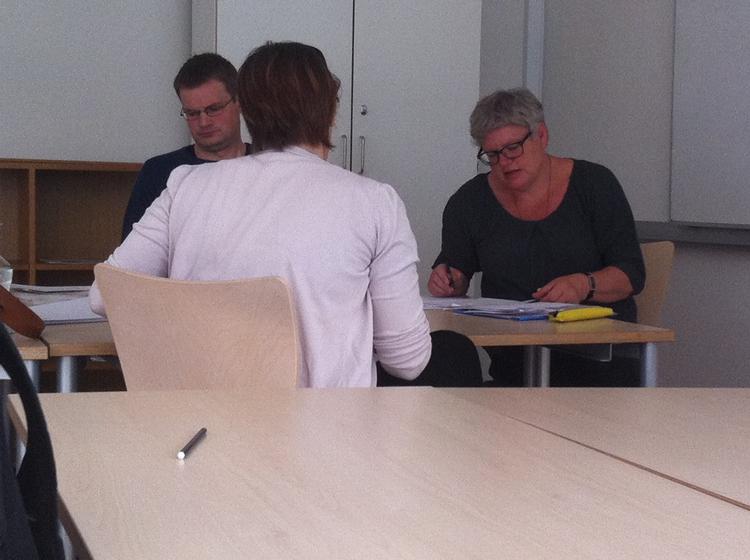 Koncentration. Selv om hun har været censor i 27 år læner censor Anette Nordstrøm Hansen sig ikke tilbage og slapper af under eksaminationen - eleverne beskriver hende som en 'aktiv censor'. 