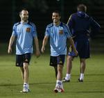 smil. Spaniens Andres Iniesta (tv) og holdkammeraten fra Barcelona, Pedro Rodriguez, virkede ikke trykket er nervøse for semifinalen under den afsluttende træning i går. 