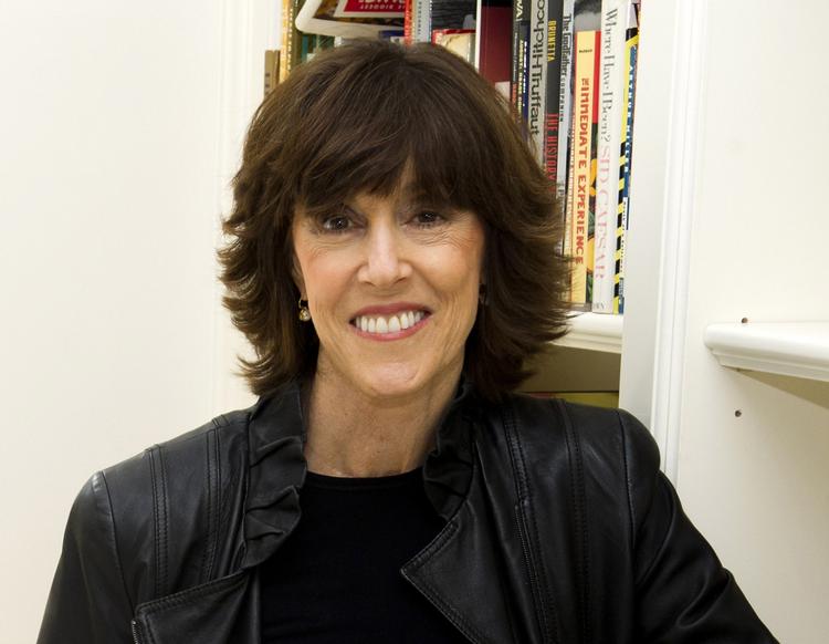 Dødsfald. Nora Ephron i sit hjem i New York på foto fra november 2010. Ephron døde tirsdag nat i New York af følgesygdomme af blodkræft. Hun blev 71. 