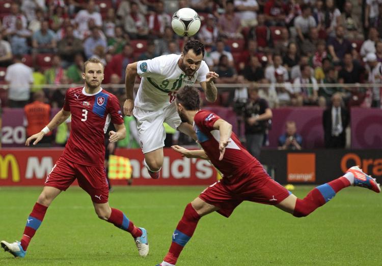 hovedstødsstærk. Portugals Hugo Almeida (midt) er den nye topangriber for holdet, der i aften møder favoritterne fra Spanien i EM's første semifinale. 