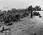 D-DAG. Britiske soldater på strand i Normandiet i juni 1944, hvor de allierede indledte kampen mod at befri Europa fra tyskernes besættelser. Nu tilgiver den irske regering de soldater, der forlod republikkens hær for at kæmpe mod nazisterne. 