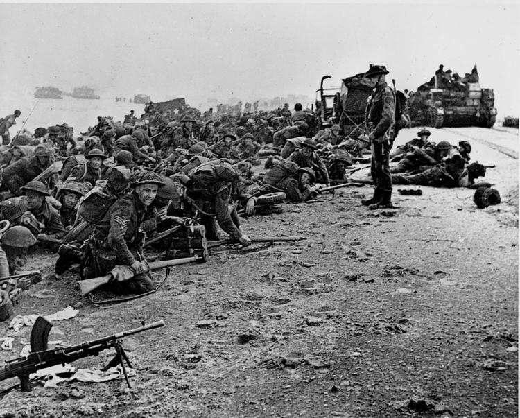 D-DAG. Britiske soldater på strand i Normandiet i juni 1944, hvor de allierede indledte kampen mod at befri Europa fra tyskernes besættelser. Nu tilgiver den irske regering de soldater, der forlod republikkens hær for at kæmpe mod nazisterne. 