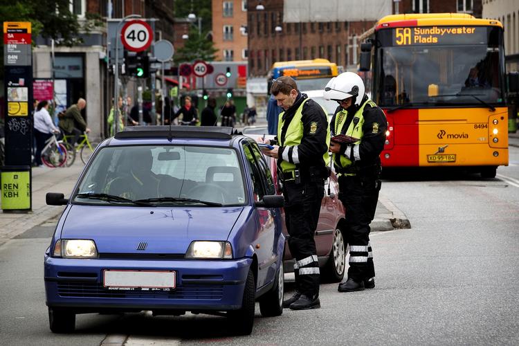 Fanget. Motorcykelbetjente kunne i dag stoppe den ene bil efter den anden på Nørrebrogade. 