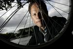 Cykeltosset. Dennis Ritter er trods sine snart 15 år som sportsjournalist ikke sønderligt interesseret i sport. Dog har cykling fanget hans ihærdige interesse. 