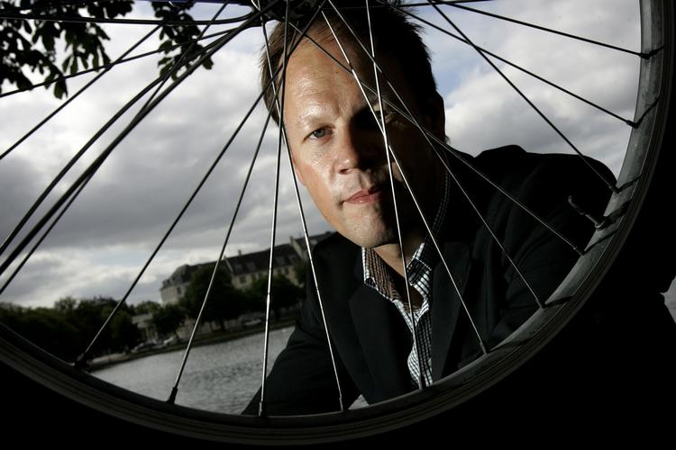 Cykeltosset. Dennis Ritter er trods sine snart 15 år som sportsjournalist ikke sønderligt interesseret i sport. Dog har cykling fanget hans ihærdige interesse. 