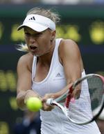 genoptages. Caroline Wozniacki nåede kun fire partier, inden kampen mod Tamira Paszek blev afbrudt af regn. 