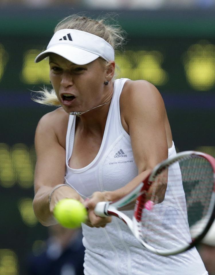 genoptages. Caroline Wozniacki nåede kun fire partier, inden kampen mod Tamira Paszek blev afbrudt af regn. 
