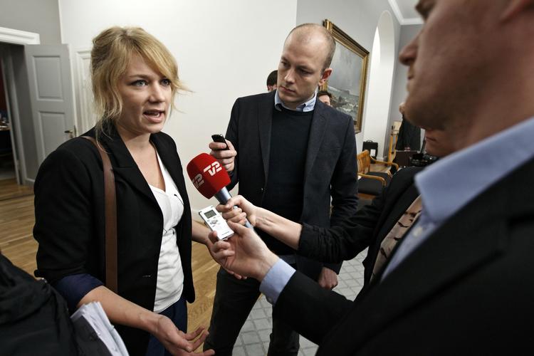 Retsordfører Lisbeth Bech Poulsen (SF) vil bede justitsminister Søren Pape Poulsen (K) om en redegørelse for, hvor langt politiet er i processen med at indfase nye regler for behandling af voldtægtssager. 