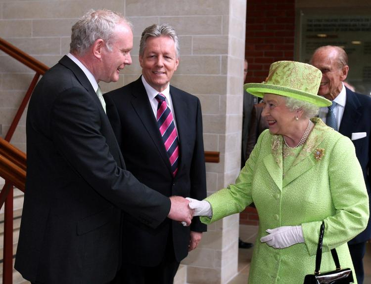 Håndtryk. Storbritanniens statsoverhoved dronning Elizabeth hilste i dag på en tidligere IRA-kommandør. 