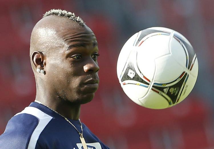 UDSAT. Mario Balotelli er konstant at finde i avisernes overskrifter. 