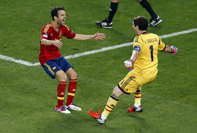Redningsmænd. Cesc Fabregas scorede og målmand Casillas bidrog til sejren med et succesfuldt indgreb i straffesparkskonkurrencen. 