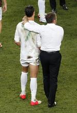 Farvel. Landstræner Bento trøster superstjernen Ronaldo efter nederlaget til Spanien. 