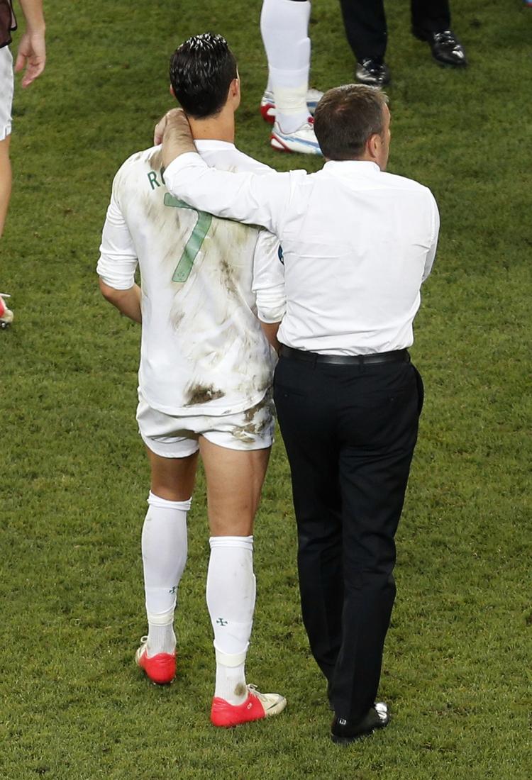 Farvel. Landstræner Bento trøster superstjernen Ronaldo efter nederlaget til Spanien. 