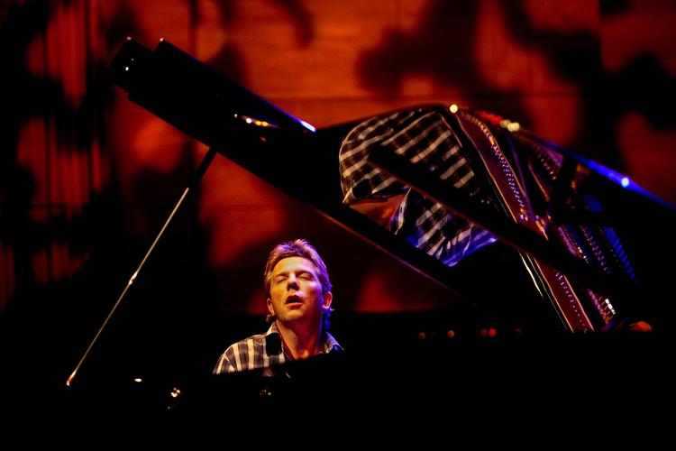 Musikermøde. Pianisten Carsten Dahl optræder på Montmartre sammen med jazzguitaristen Philip Catherine under jazzfestivalen. Den er - som flertallet af koncerterne på stedet - tæt på udsolgt. 