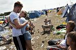 Uundværligheder. Der skal mere end kys og kildevand til at holde festivalhumøret oppe i en uge. (arkivfoto fra 2011) 