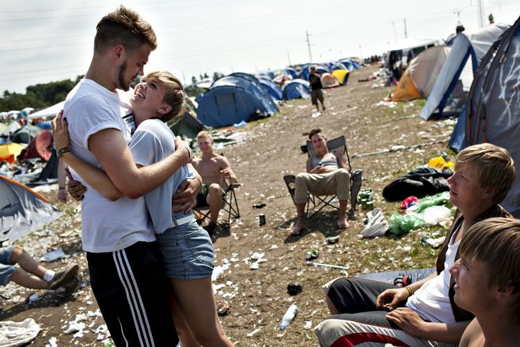 Uundværligheder. Der skal mere end kys og kildevand til at holde festivalhumøret oppe i en uge. (arkivfoto fra 2011) 