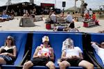 aflastningsnet. Wifi-nettet på Roskilde vil dække visse områder af festivalen og kan maksimalt have 20.000 brugere om bord på samme tid. 