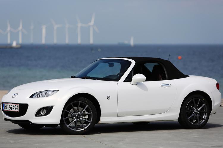 pakket ind. Der er ikke højt til loftet, når den sorte stofkaleche er oppe. Kalechen trækkes af og på manuelt – det kan ordnes på få sekunder.