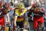HJÆLP. Cadel Evans (midten) har igen i år et særdeles stærkt hold omkring sig. 