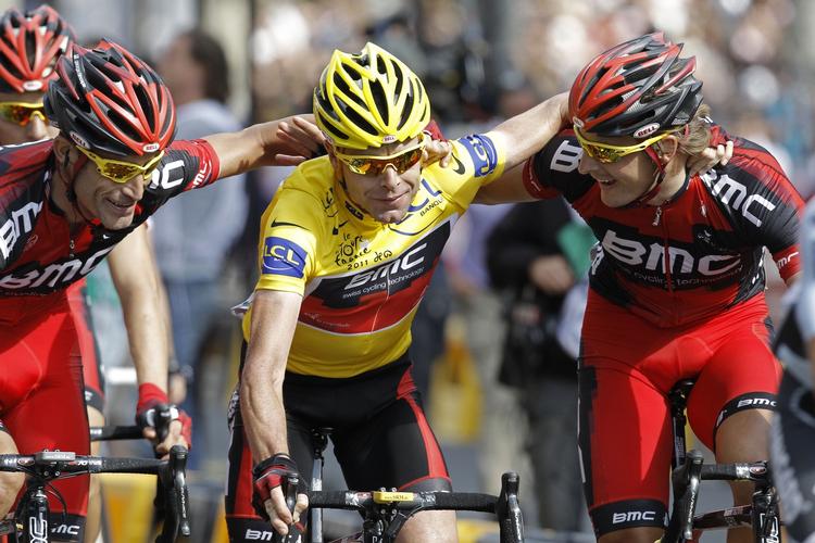 HJÆLP. Cadel Evans (midten) har igen i år et særdeles stærkt hold omkring sig. 