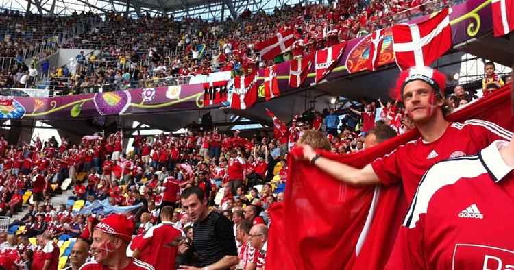 OPBAKNING. Cirka 5.000 danskere havde valgt at tage turen til Lviv i Ukraine for at se Danmarks kamp mod Portugal under EM. 