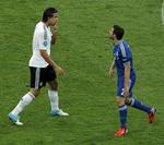 Omdrejningspunkt. Sami Khedira (tv) er blevet Tysklands nye chef på midtbanen. 