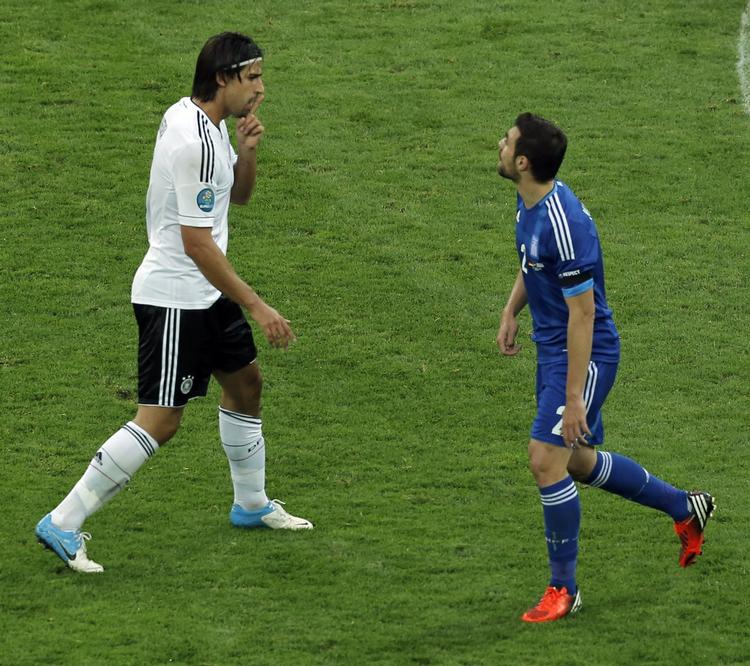 Omdrejningspunkt. Sami Khedira (tv) er blevet Tysklands nye chef på midtbanen. 