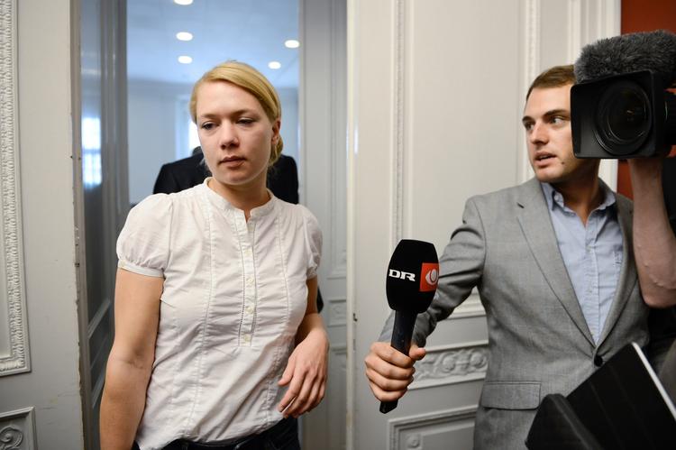 Nedtur. Lisbeth Bech Poulsen (SF) var ikke glad, da hun forfulgt af journalister forlod Christiansborg, efter hun bekendtgjorde, at hun stemmer for skattereformen. 