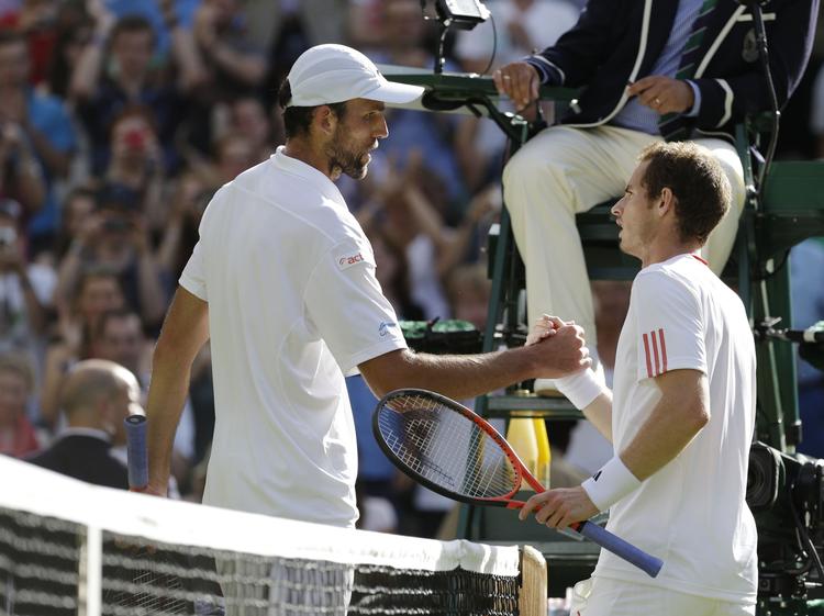 HØJDEFORSKEL. Med sin over to meter har Ivo Karlovic (tv) alle muligheder for at at fyre nogle stejle server af sted. 
