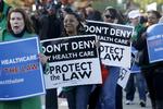 DOM. Demonstranter aktionerer til fordel for Obamas sundhedsreform uden for den amerikanske Højesteret, der nu har fundet reformen lovlig. 