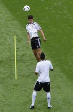 højt. Hovedspillet er en af de facetter Mario Gomez (øverst) mestrer. Og det kan blive et godt tysk våben mod et småskadet italiensk forsvar. 