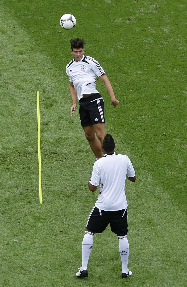 højt. Hovedspillet er en af de facetter Mario Gomez (øverst) mestrer. Og det kan blive et godt tysk våben mod et småskadet italiensk forsvar. 