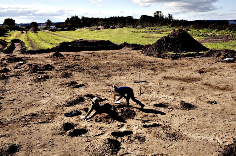 Vikingefund. Her ved Füsing har arkæologer blotlagt resterne af de bygninger, som vikingetidens elite ved Dannevirke holdt til i. Dette fund skete i 2010. 