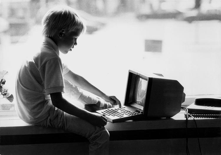 Forløber. Det franske Minitel gik for ud for internettet, som vi kender i dag. Selv om det er mange år siden, at systemet havde sin storhedstid, så lukker franskmændene først for det nu. 