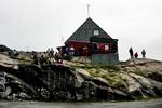 DØDSBRAND. To mennesker er fundet døde i brandhærget lejlighed i Maniitsoq. Arkivfoto fra byen, hvis navn betyder ' den ujævne ø'. 