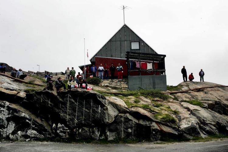 DØDSBRAND. To mennesker er fundet døde i brandhærget lejlighed i Maniitsoq. Arkivfoto fra byen, hvis navn betyder ' den ujævne ø'. 