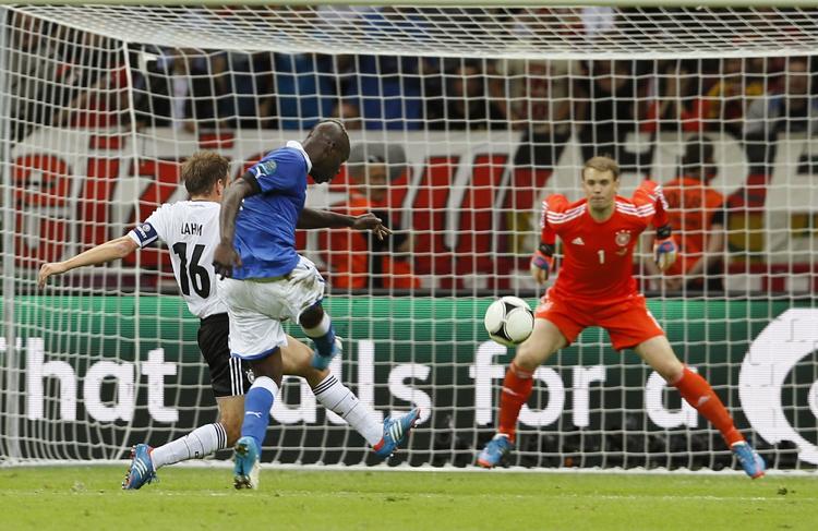dobbelt. Mario Balotelli scorede først med hovedet og derefter en imponerende mål helt oppe i målhjørnet. Og efter 70 minutter blev han skiftet ud med krampe. 